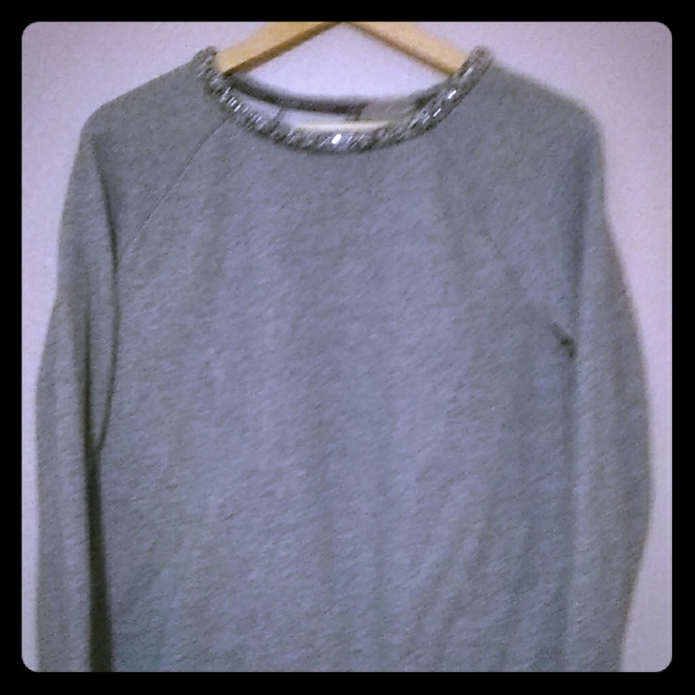 CALVIN KLEIN WOMEN'S SWEATSHIRThas a tear drop hol